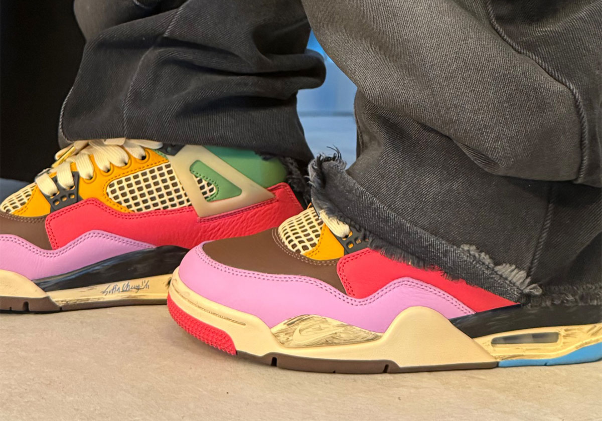 Detail du talon de la J Balvin x Air Jordan 4, logos Nike Air et smiley signature