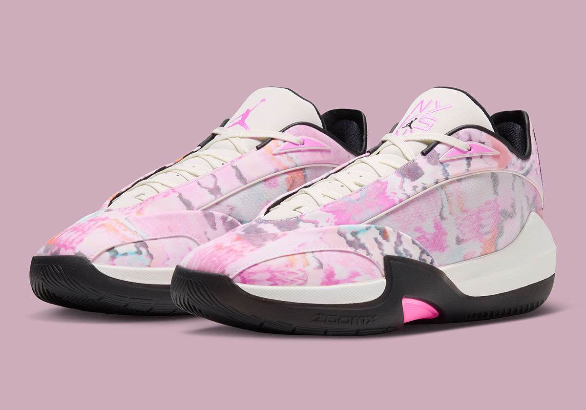Detail de la languette Sail et du marquage NY vs NY en Pink Beam sur la Jordan Triangle