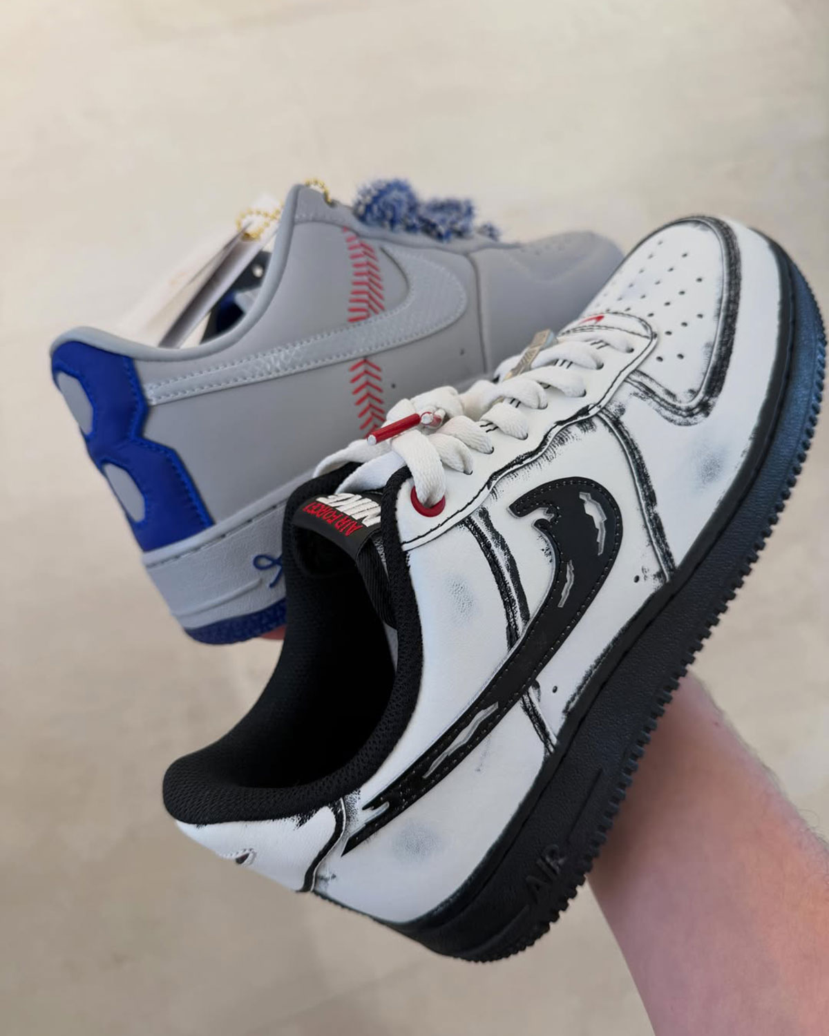 Detail du Swoosh peau de serpent et du 8 au talon de la Air Force 1 Protro Dodgers