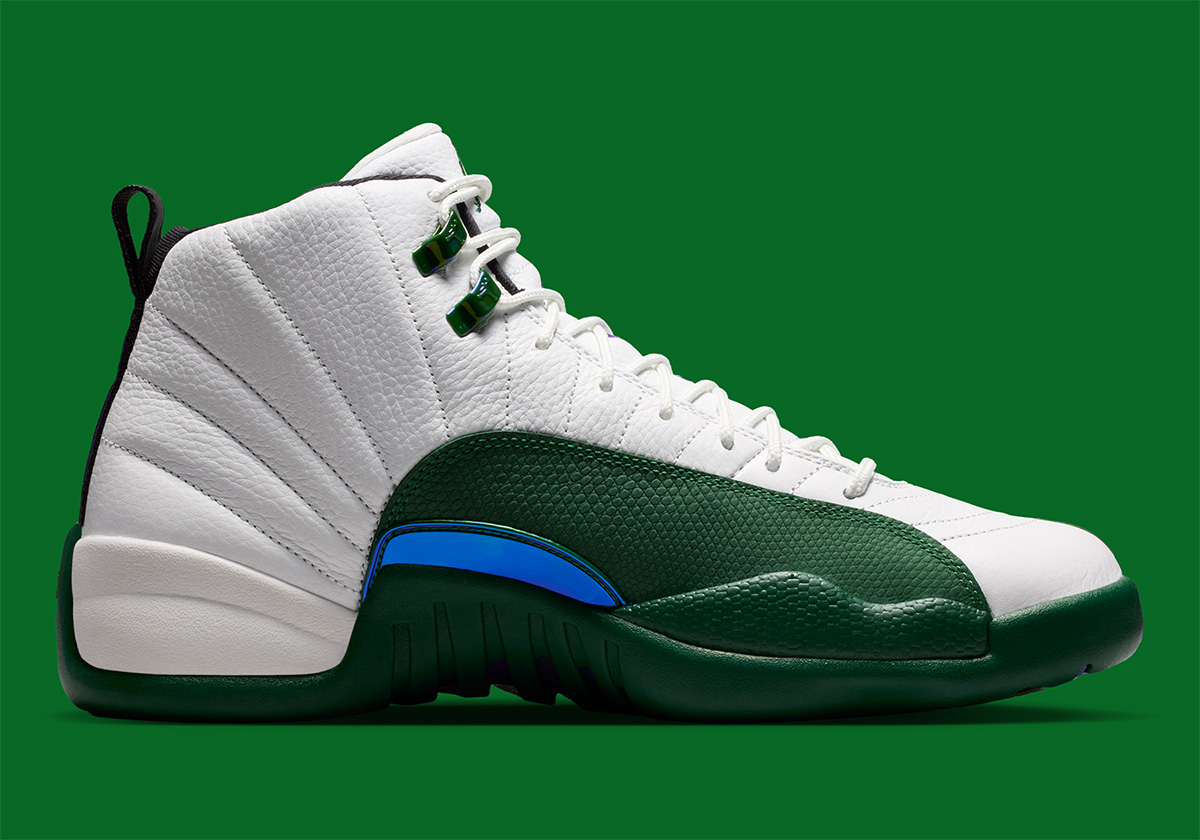 Air Jordan 12 Bucks, profil intérieur avec plaque iridescente bleue