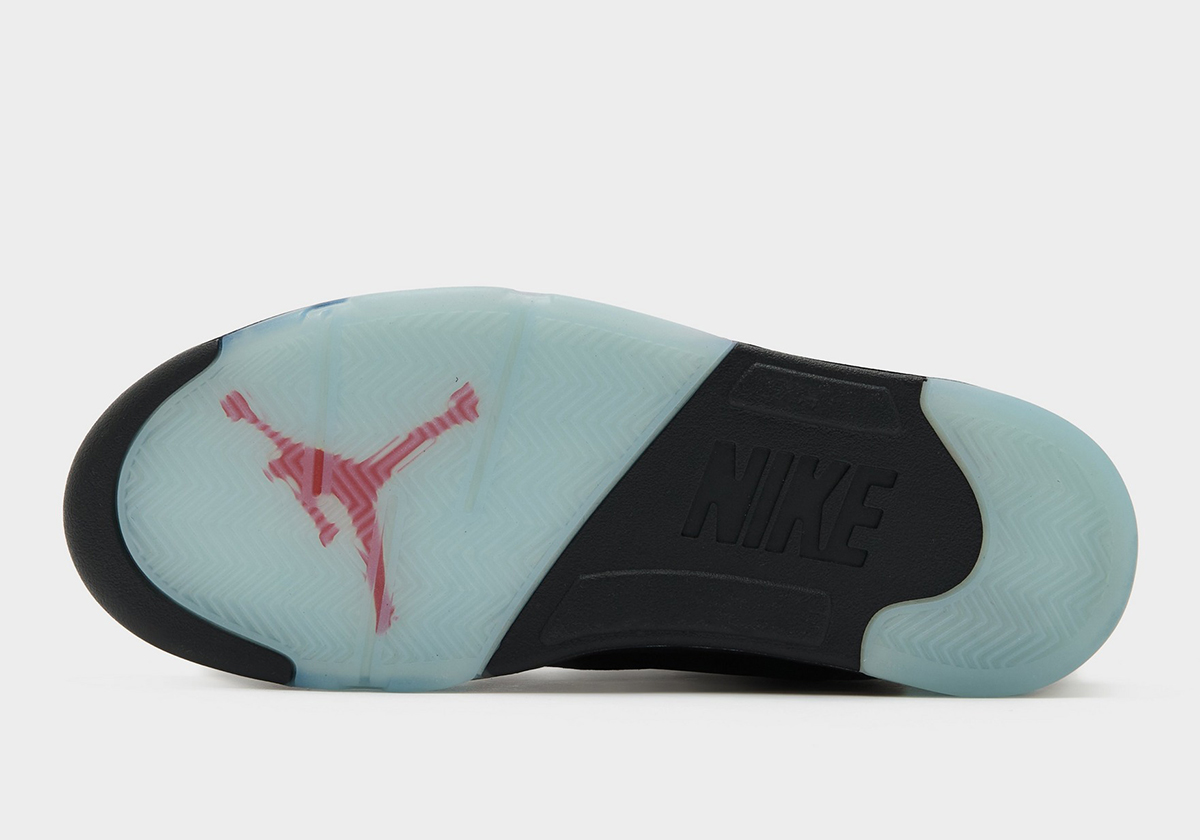 Semelle extérieure de la Air Jordan 5 « Halloween », moitié translucide bleu glacé, moitié noire