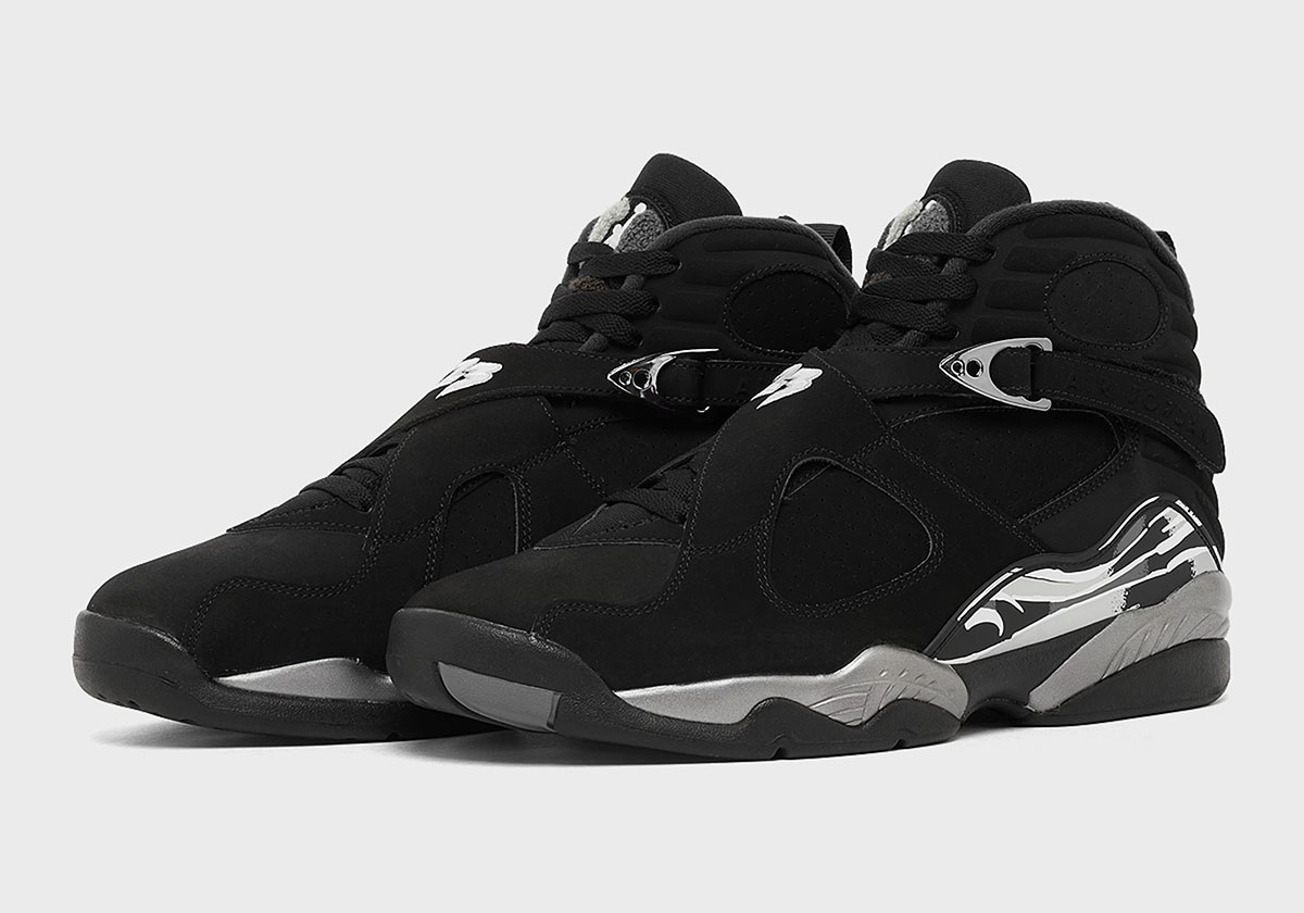 La paire de Air Jordan 8 « Chrome » 2026 vue de trois quarts