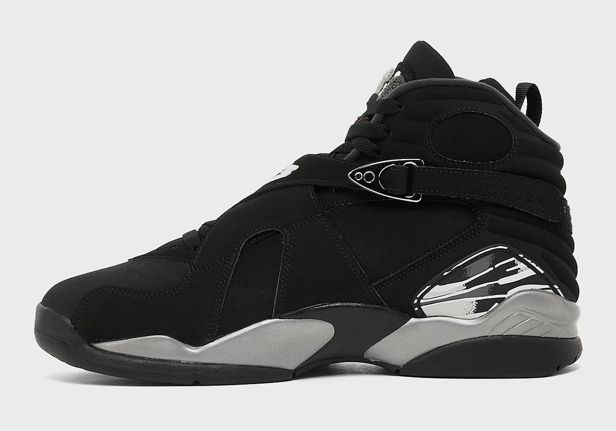 Vue latérale de la Air Jordan 8 « Chrome » 2026 montrant le pare-pierres chromé et la semelle intermédiaire gris clair