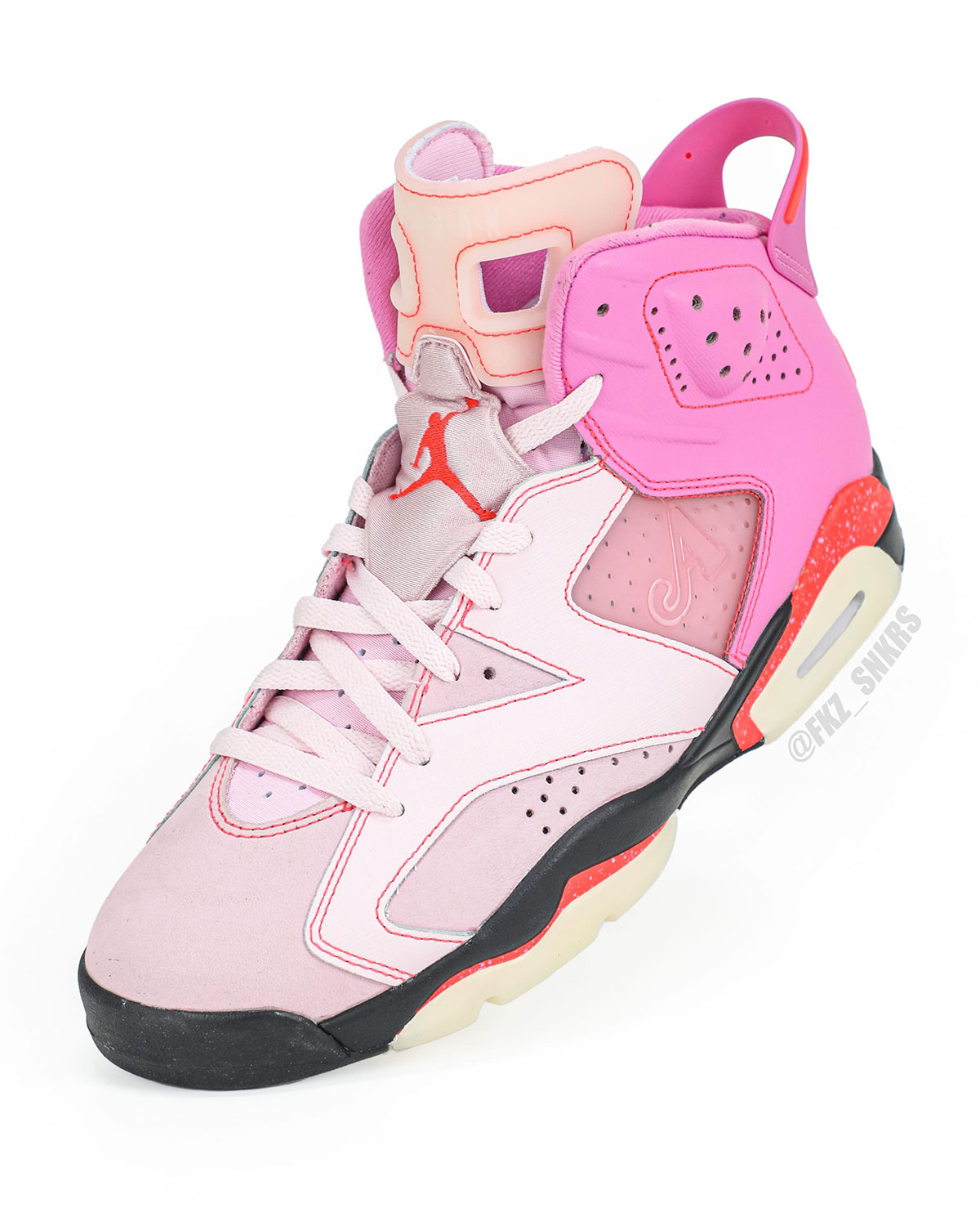 Detail semelle Infrared et logo A de la Awake NY x Air Jordan 6 Playful Pink