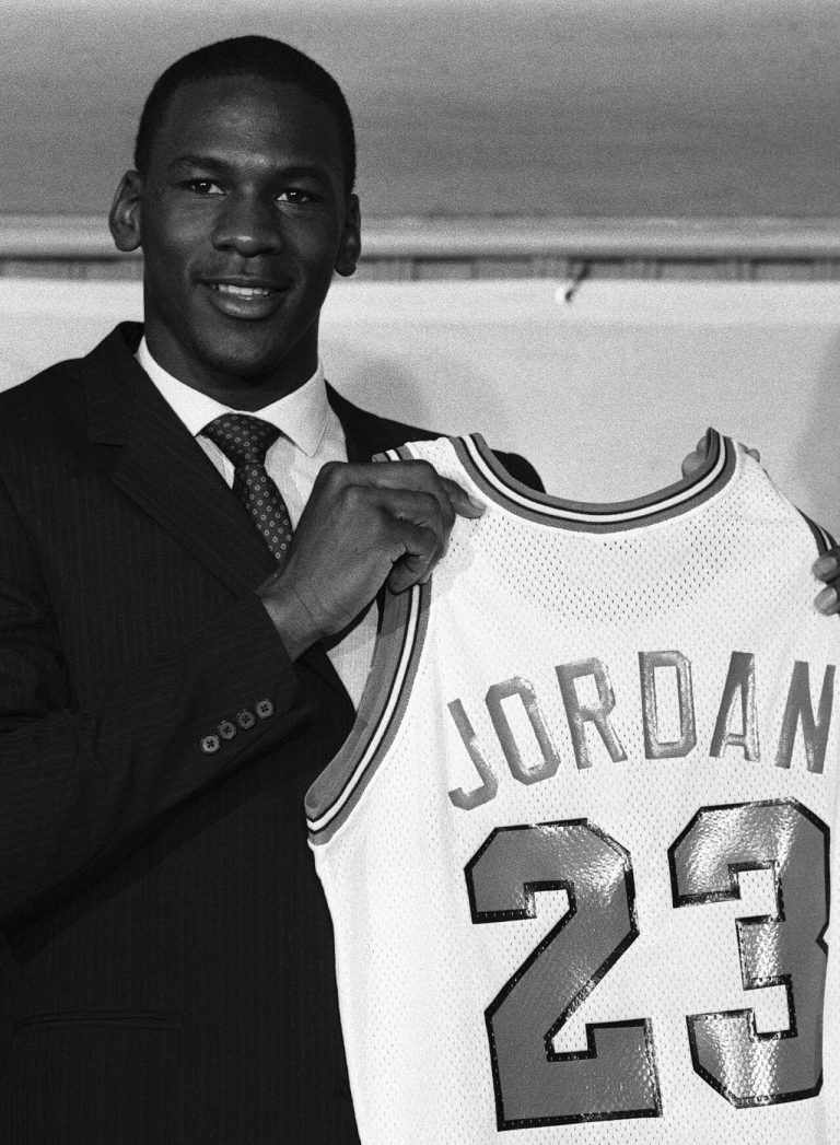 Le maillot du 96-54 part chez Joopiter : Pharrell met en vente la nuit où Jordan a éteint Utah