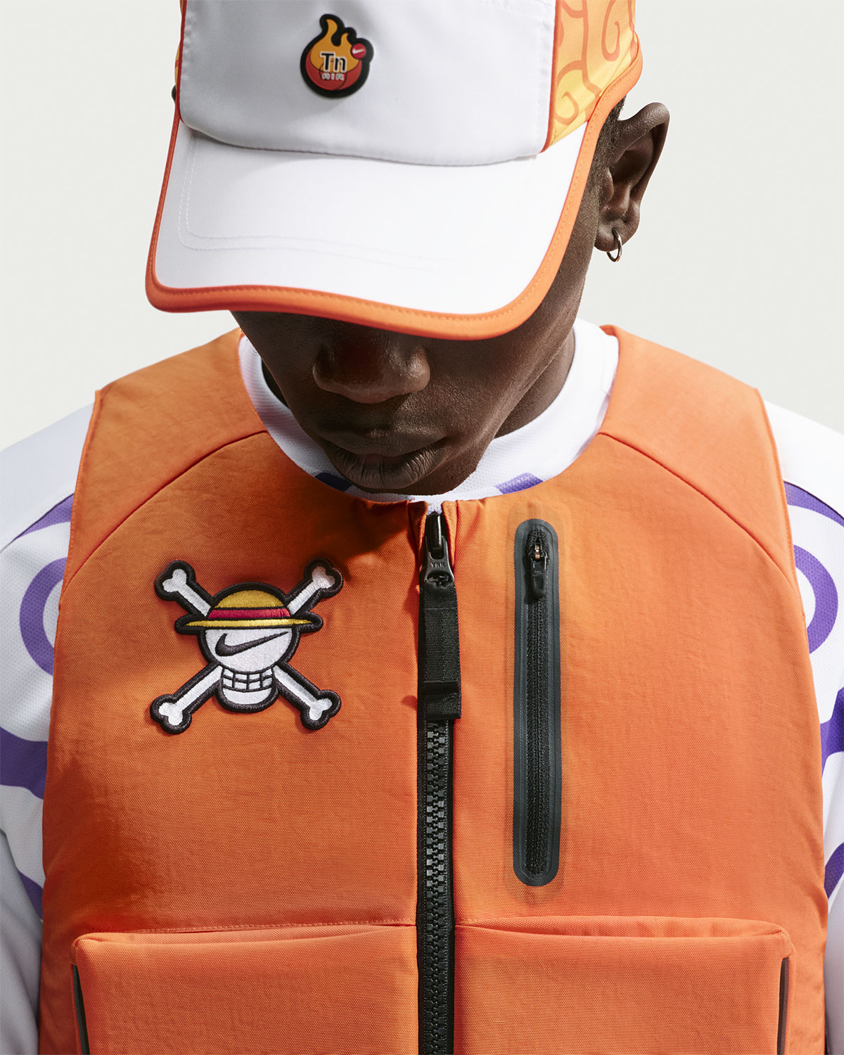 Gilet orange et casquette de la collection Nike One Piece, Jolly Roger Nike sur la poitrine