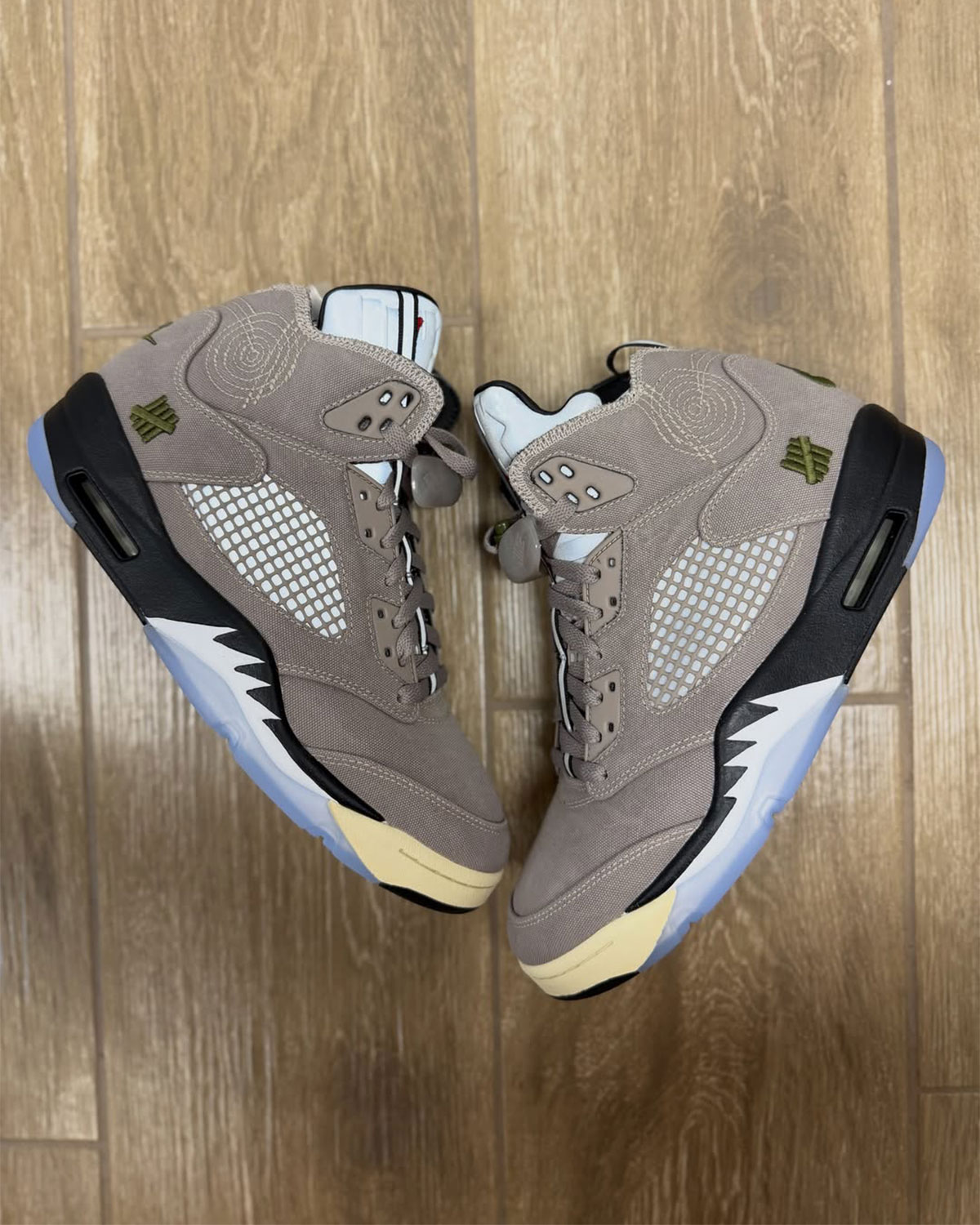 Teaser en noir et blanc de la Undefeated x Air Jordan 5, logo tally sur le talon lateral
