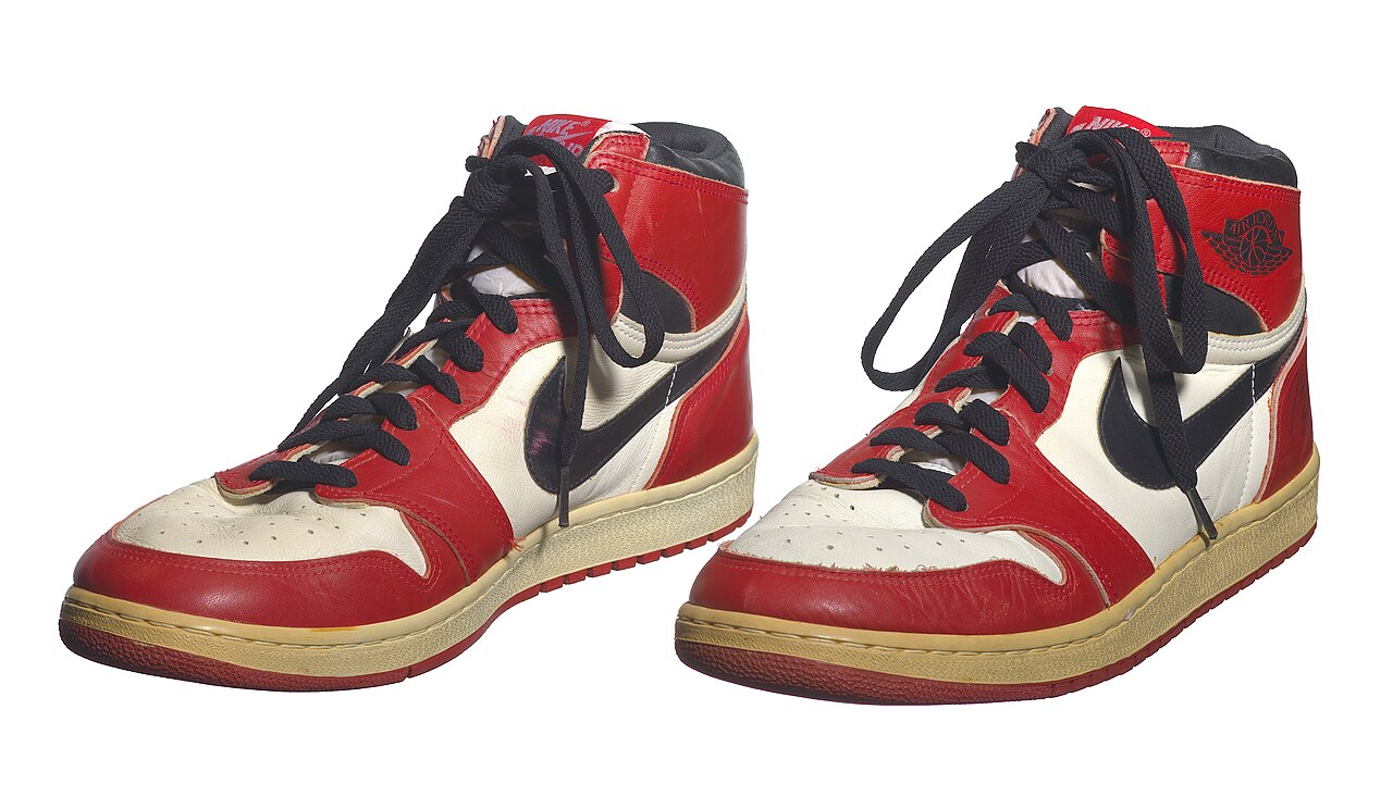 Une paire de Air Jordan 1 de 1985 conservée par la Smithsonian Institution