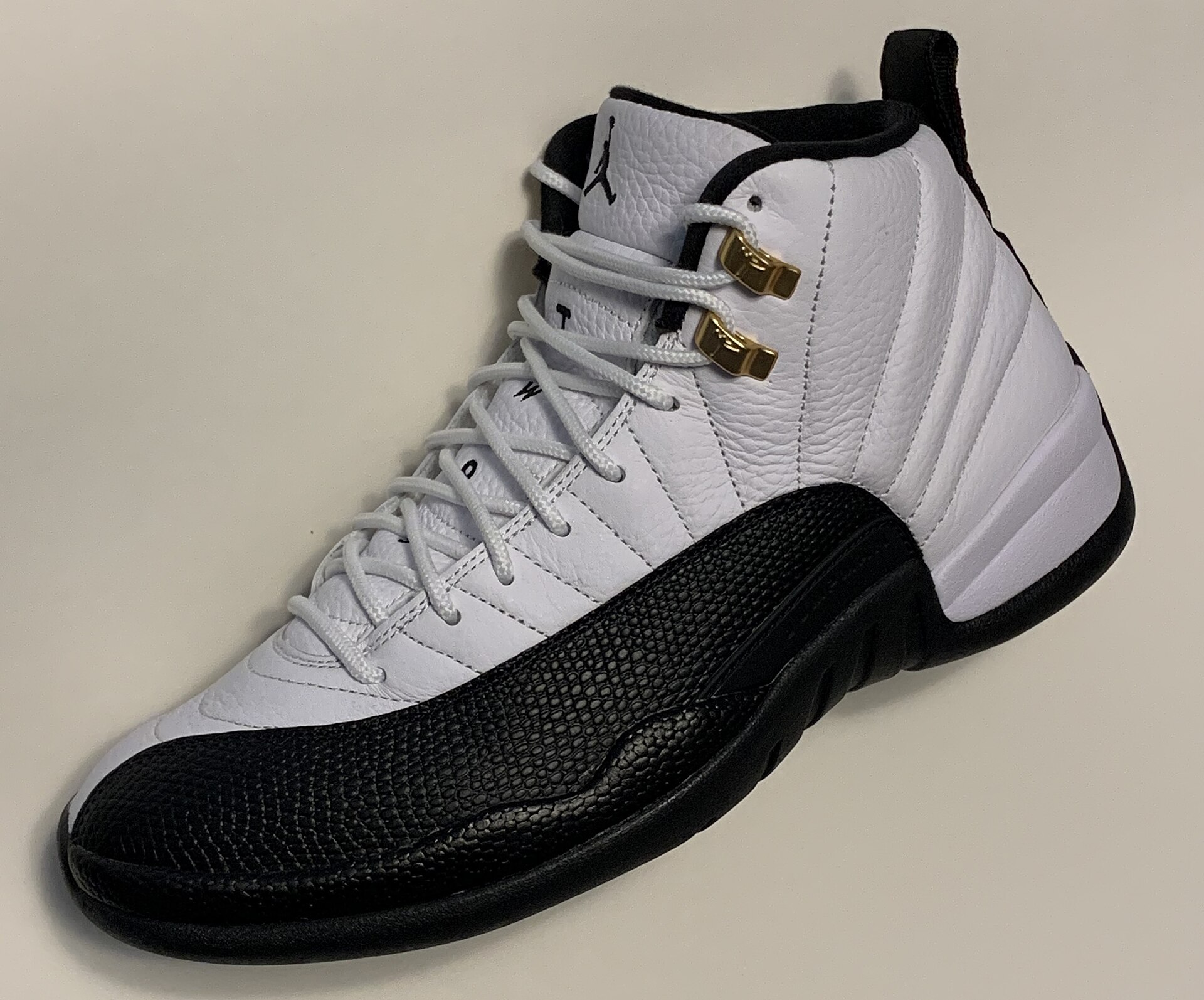 Silhouette de la Air Jordan 12 dessinée par Tinker Hatfield