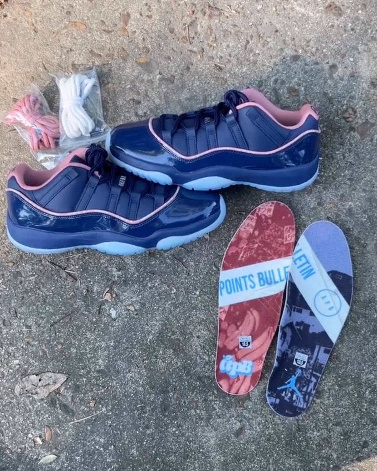 APB x Air Jordan 11 Low avec ses trois jeux de lacets blanc rose et marine