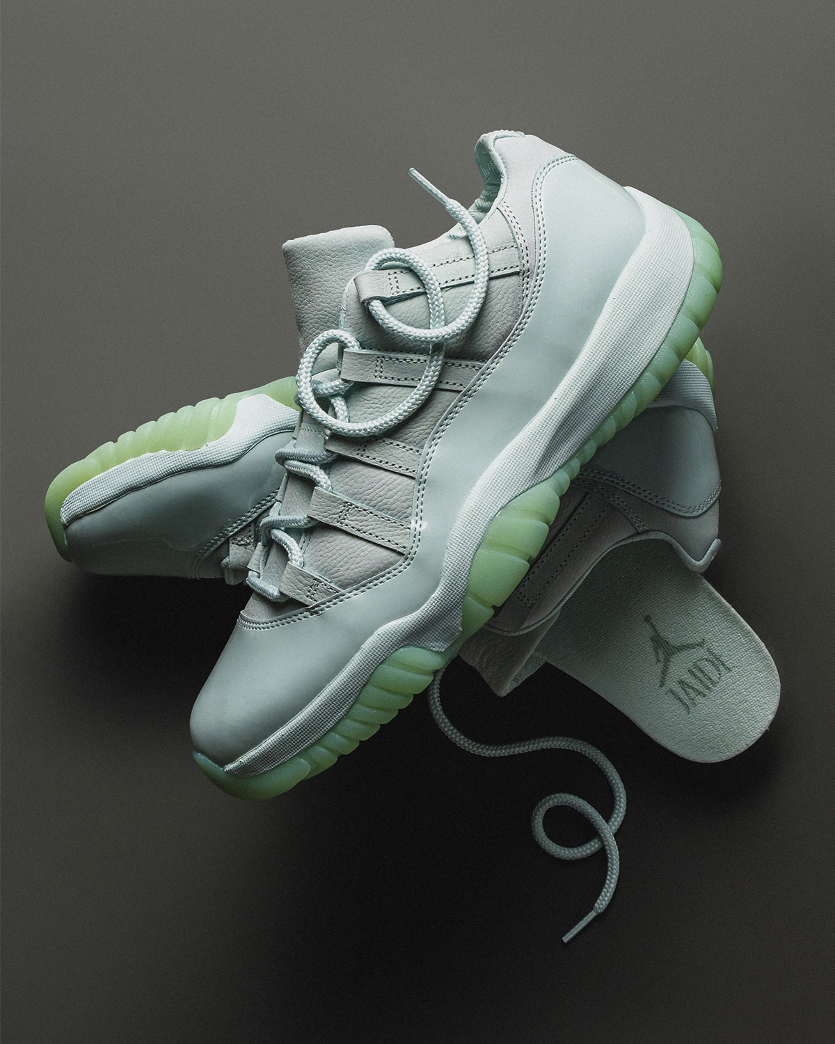 JAIDE x Air Jordan 11 Low Fiberglass de profil
