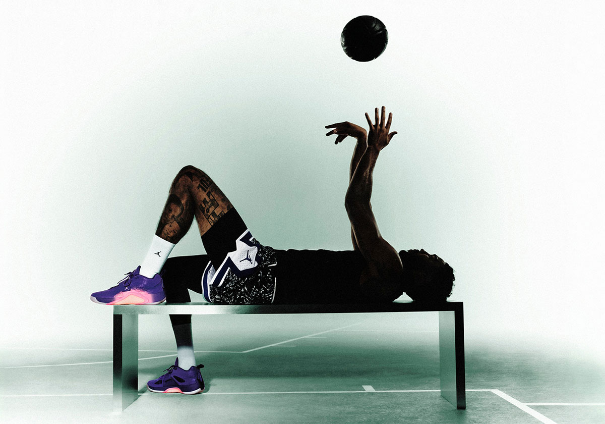 Jordan Tatum 5 de profil avec la sangle utilitaire