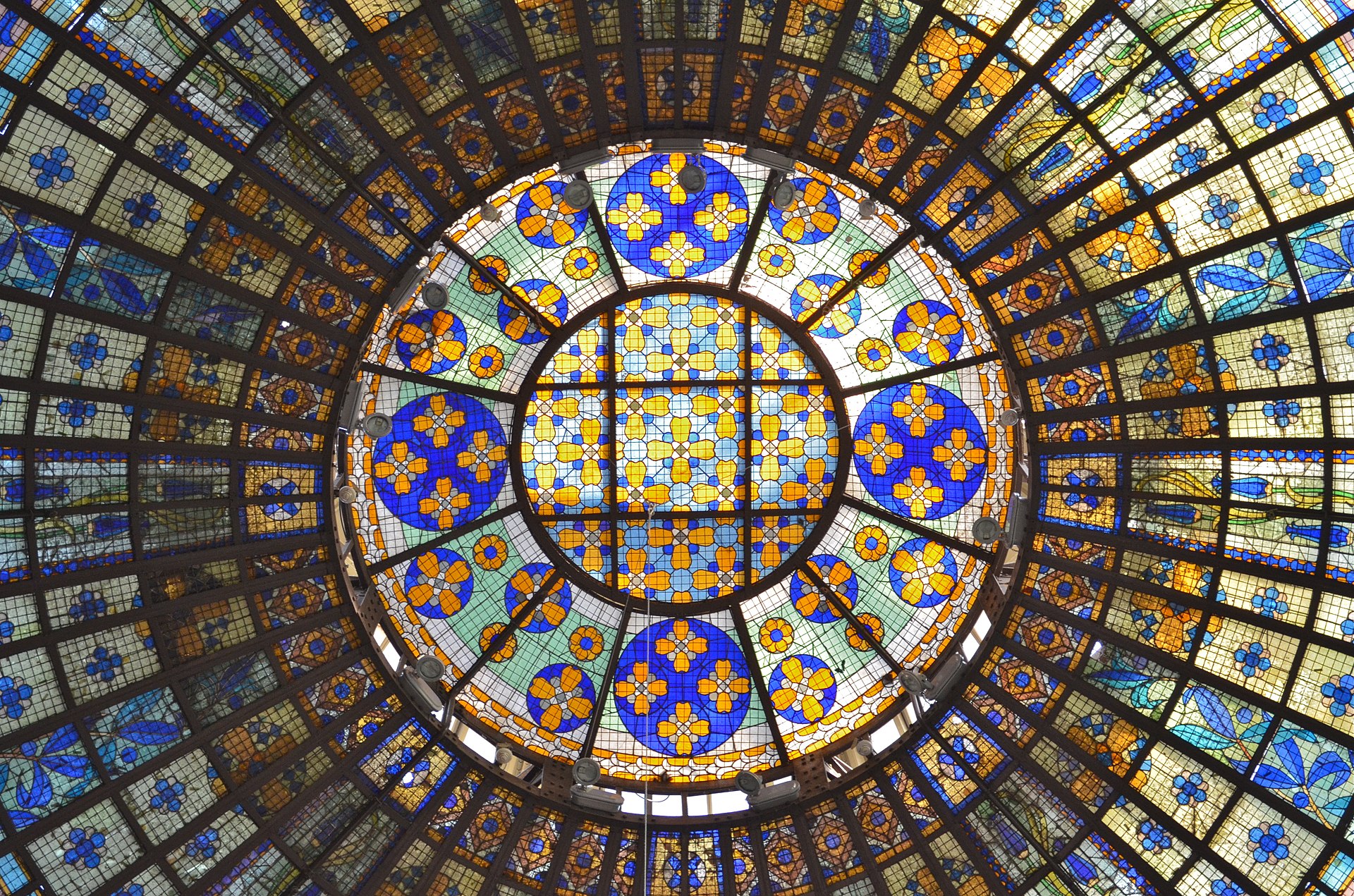 Vue intérieure de la coupole du Printemps Haussmann