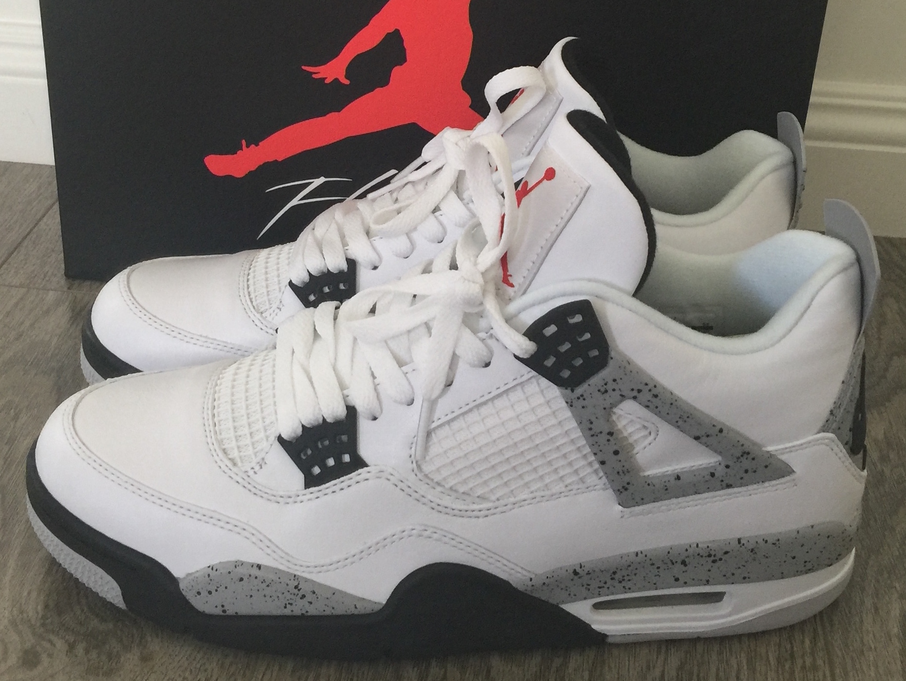 Une Air Jordan 4 White Cement, coloris d origine de 1989