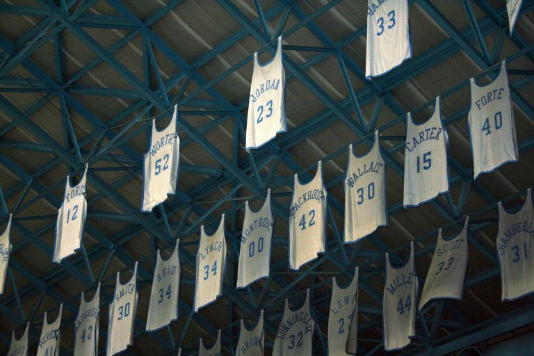 Michael Jordan offre 10 millions à UNC au nom de sa mère : le plus gros chèque de l’histoire de l’école de travail social