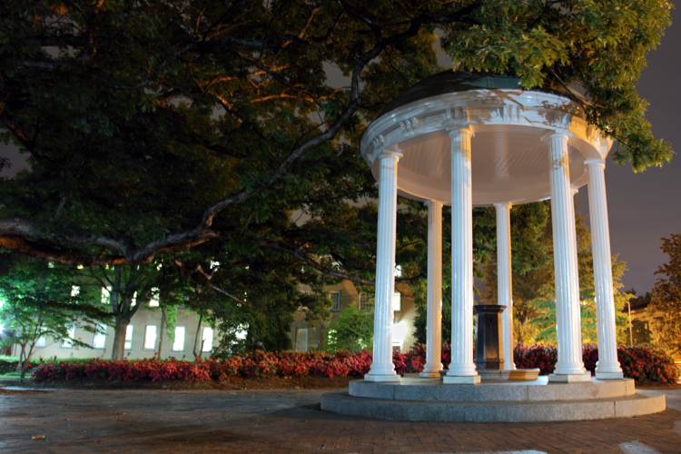 Le Old Well de UNC la nuit, devant le dortoir Old East