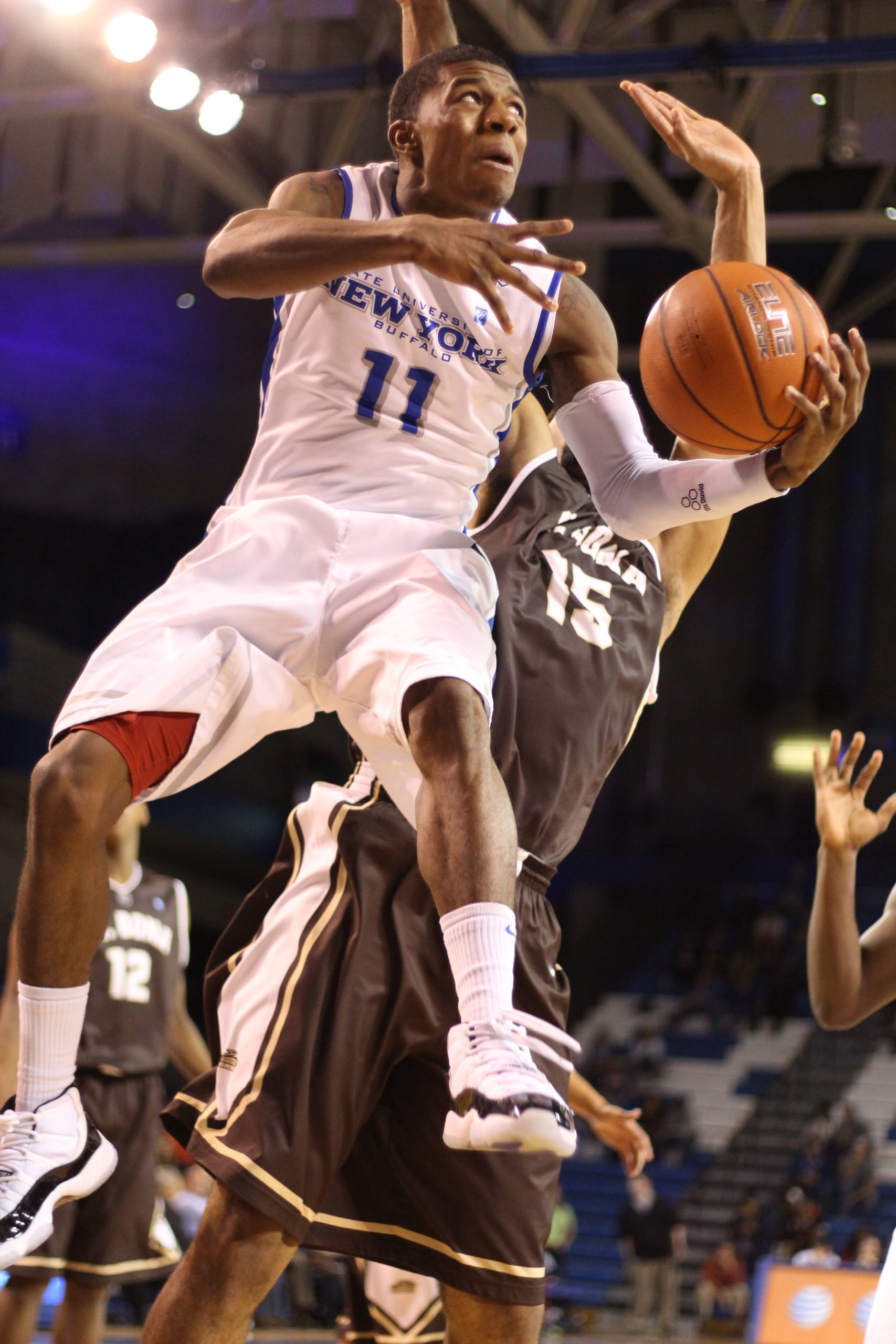 Shannon Evans, joueur des Buffalo Bulls, au tir en Air Jordan 11 blanches en 2013