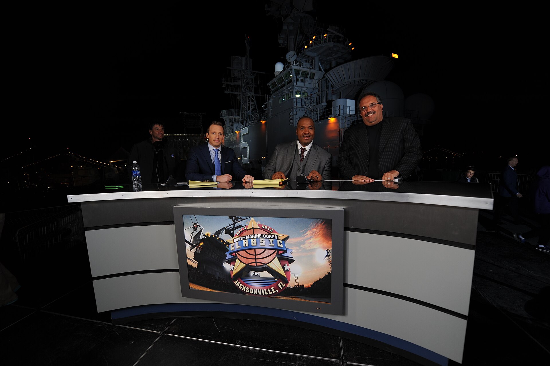 Liam McHugh, Stacey King et Stan Van Gundy sur le pont de l USS Bataan en 2012